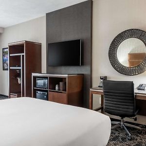 Upper Floor Deluxe Room Two Queen Beds Hearing Accessible Tub